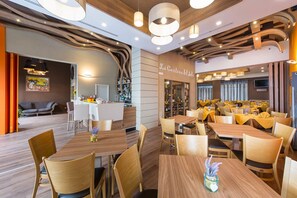 Breakfast, lunch, dinner served; local cuisine, beach views  - Hotel Sole (Maiori)