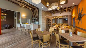 Frühstück, Mittagessen, Abendessen, lokale Küche, Blick auf den Strand