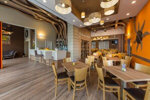 Se sirven desayunos y almuerzos; cocina local; con vista a la playa