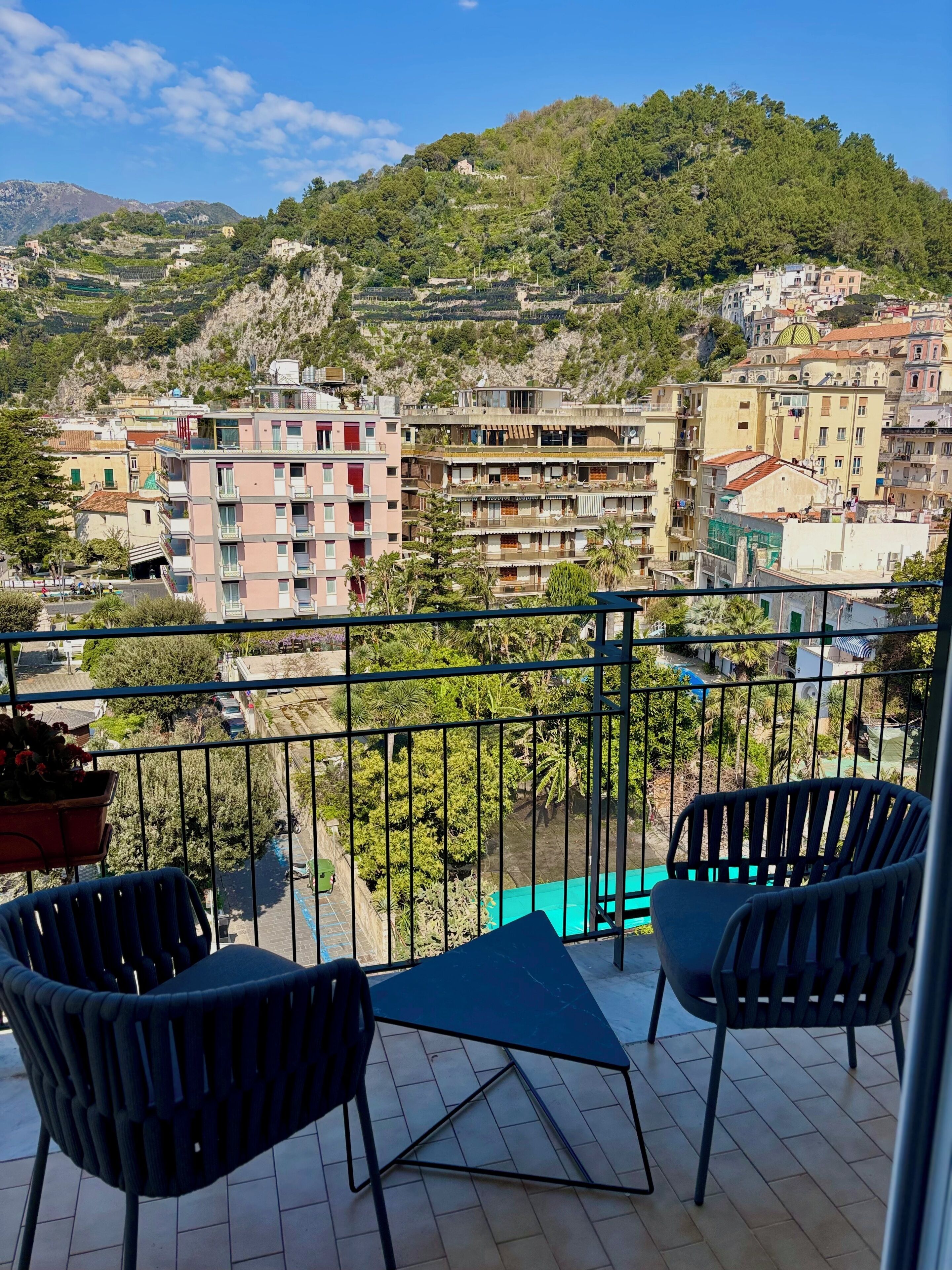 Ropa de cama de alta calidad, escritorio y sistema de insonorización 