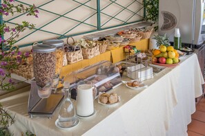 بوفيه فطور مجانًا يوميًا