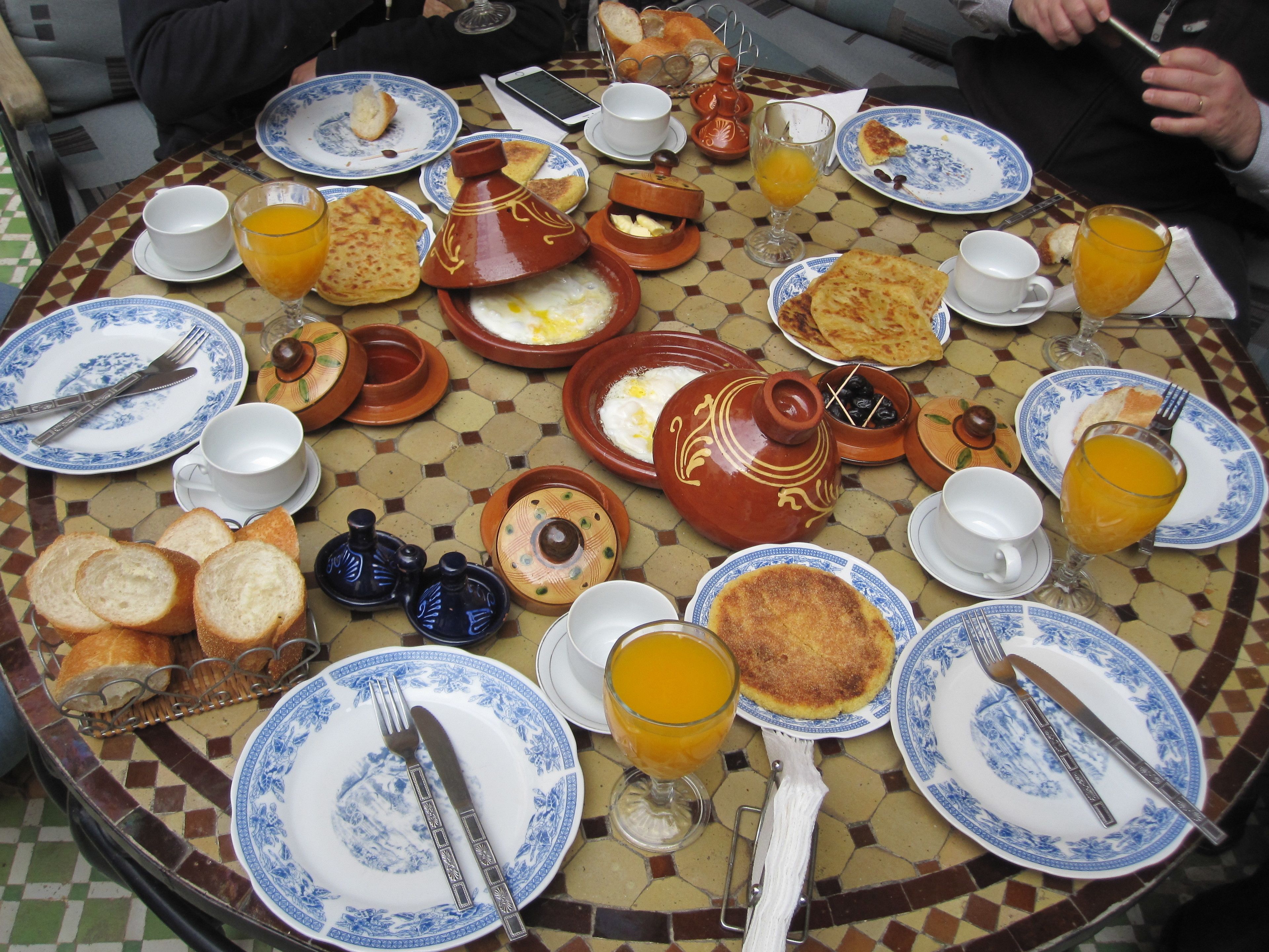 فطور من الأطباق المحلية مجانًا يوميًا