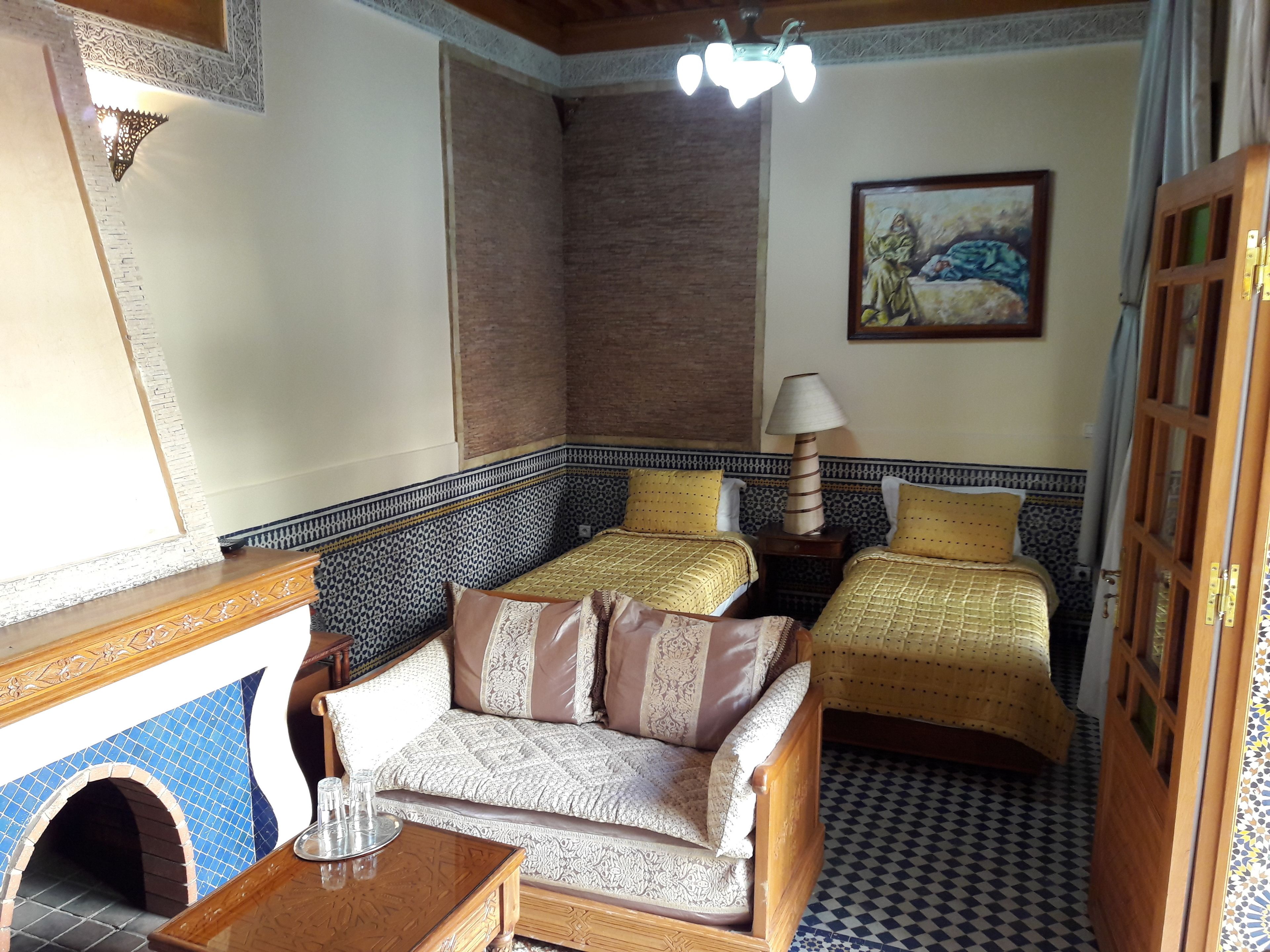 أغطية فراش متميزة وميني بار وخزنة داخل الغرفة وبديكورات فريدة لكل غرفة