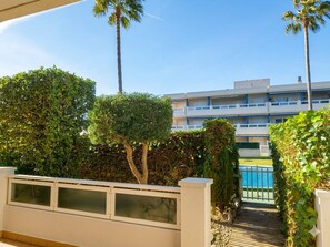 Property grounds - Large terrace, with garden. Pool and near the beach (Tarragona)