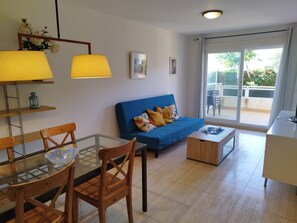 Living area - Large terrace, with garden. Pool and near the beach (Tarragona)