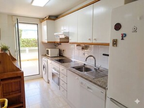 Private kitchen - Large terrace, with garden. Pool and near the beach (Tarragona)