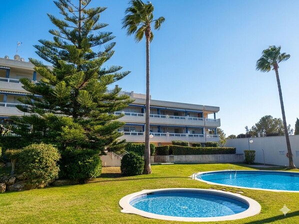 Pool - Large terrace, with garden. Pool and near the beach (Tarragona)