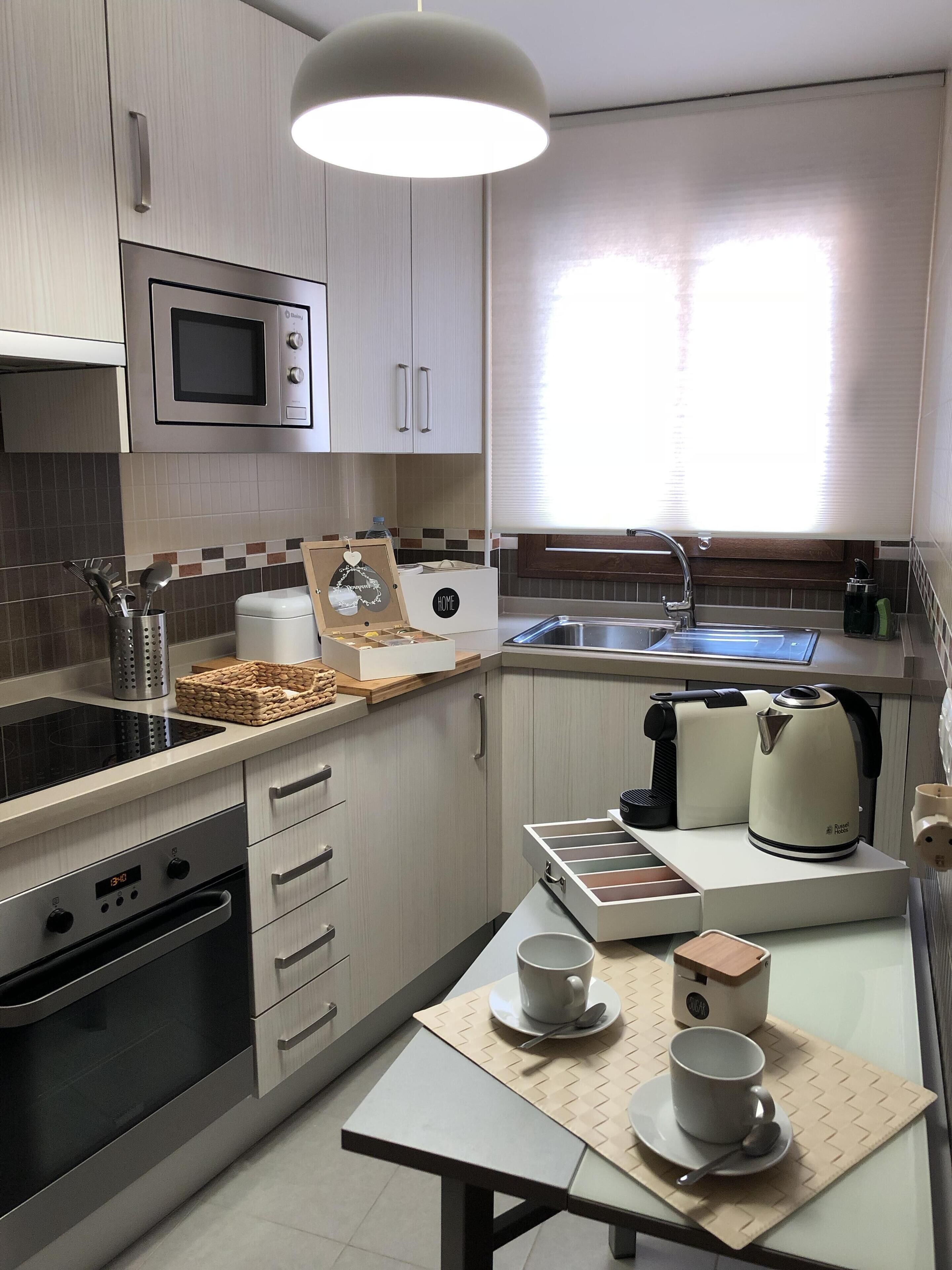 Kjøleskap, mikrobølgeovn, ovn og kokeplater