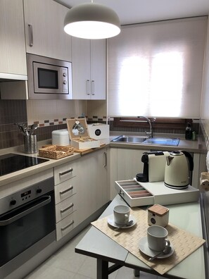 Refrigerador, microondas, horno y parrilla de estufa