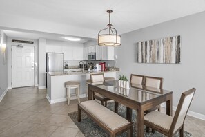 Elite Condo 2 Bedrooms 2 Bathrooms Ocean View 5th Floor | Dining room - Pelican Beach Resort by Colasan (Destin)