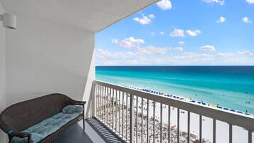 Elite Condo 1 Bedroom 2 Bathrooms Ocean View 9th Floor | Vista a la playa o el mar