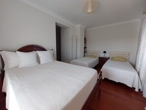 3 bedrooms, iron/ironing board, free WiFi, bed sheets