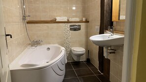 Combined shower/tub, hair dryer, towels