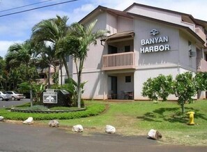 Ein zweistöckiges Gebäude mit einem Schild, auf dem "BANYAN HARBOR" steht.