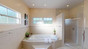 Combined shower/bathtub, jetted bath, hair dryer, towels