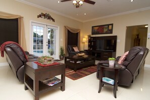 Smart TV, books - Savhaven - 4 Bed, 4 Bath with Pool, Sleeps 8 (2 minutes away from Spotts Beach) (Savannah)