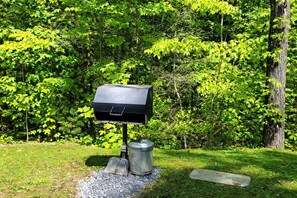 Property grounds - Appalachian Escape - Secluded Log Cabin Retreat with Hot Tub, Fire Pit & Games (Sevierville)