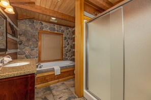 Douche, baignoire Ă jets, articles de toilette gratuits, sĂšche-cheveux