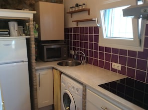 Fridge, microwave, oven, stovetop - A Beautiful Refurbished Spanish Village House With Stunning Pueblo & Sea Views (Mojácar)