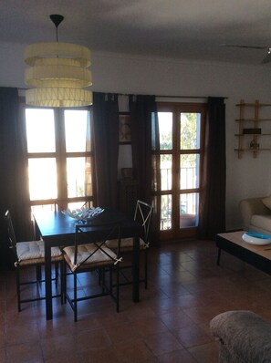 Smart TV, fireplace, DVD player, books - A Beautiful Refurbished Spanish Village House With Stunning Pueblo & Sea Views (Mojácar)