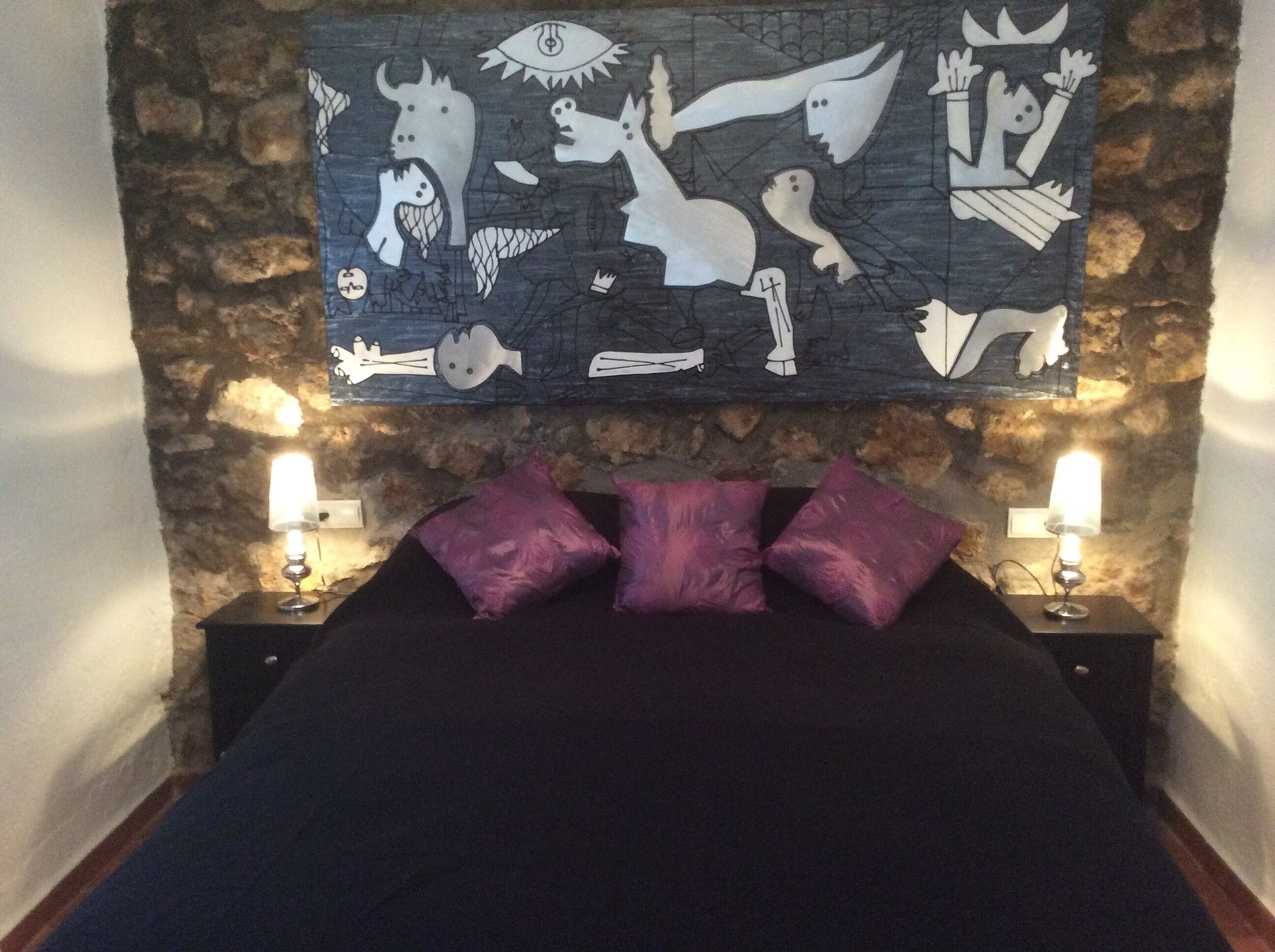 1 dormitorio, escritorio, tabla de planchar con plancha y cuna de viaje