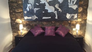 1 dormitorio, escritorio, tabla de planchar con plancha y cuna de viaje