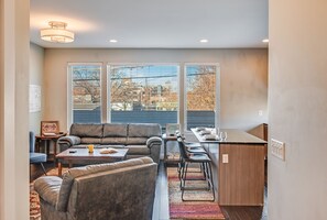 Smart TV, chimenea, libros y estéreo 