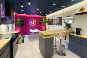 ثلاجة، ميكروويف، فرن، موقد طهي مسطح