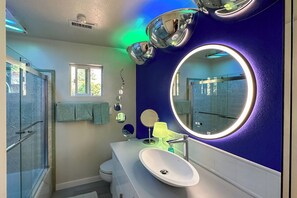 Combined shower/bathtub, hair dryer, bidet, towels