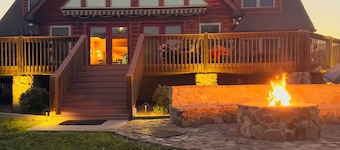  7 person new HOT TUB  at Stunning Log Cabin 4 bed 4 full bath  5 min  to TIEC