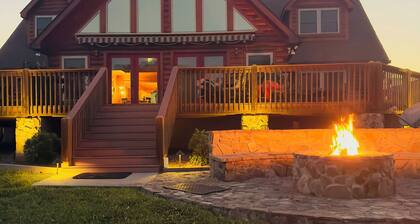 7 person new HOT TUB at Stunning Log Cabin 4 bed 4 full bath 5 min to TIEC