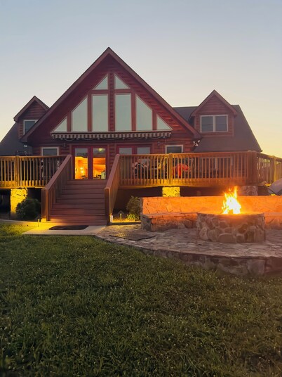 7 person new HOT TUB at Stunning Log Cabin 4 bed 4 full bath 5 min to TIEC