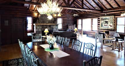 Must See- Beautiful Lakefront Log Cabin on a Private Peninsula - Stunning Views!