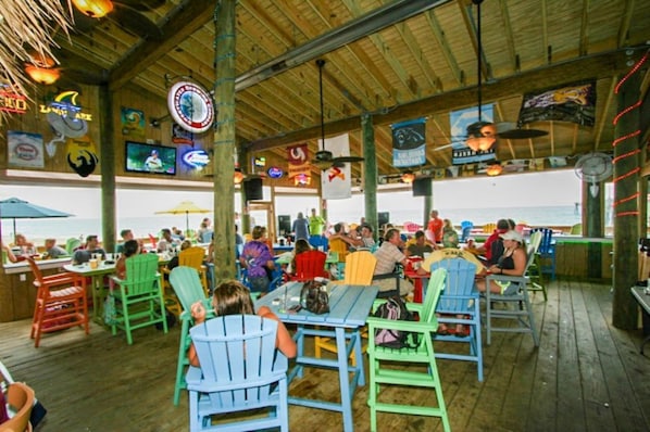 Outdoor dining - Semi-Oceanfront Nags Head in-between two beach accesses. Quick walk to the ocean (Nags Head)