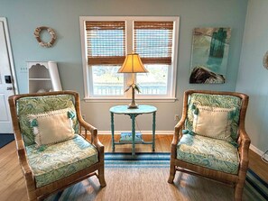 Interior - Semi-Oceanfront Nags Head in-between two beach accesses. Quick walk to the ocean (Nags Head)