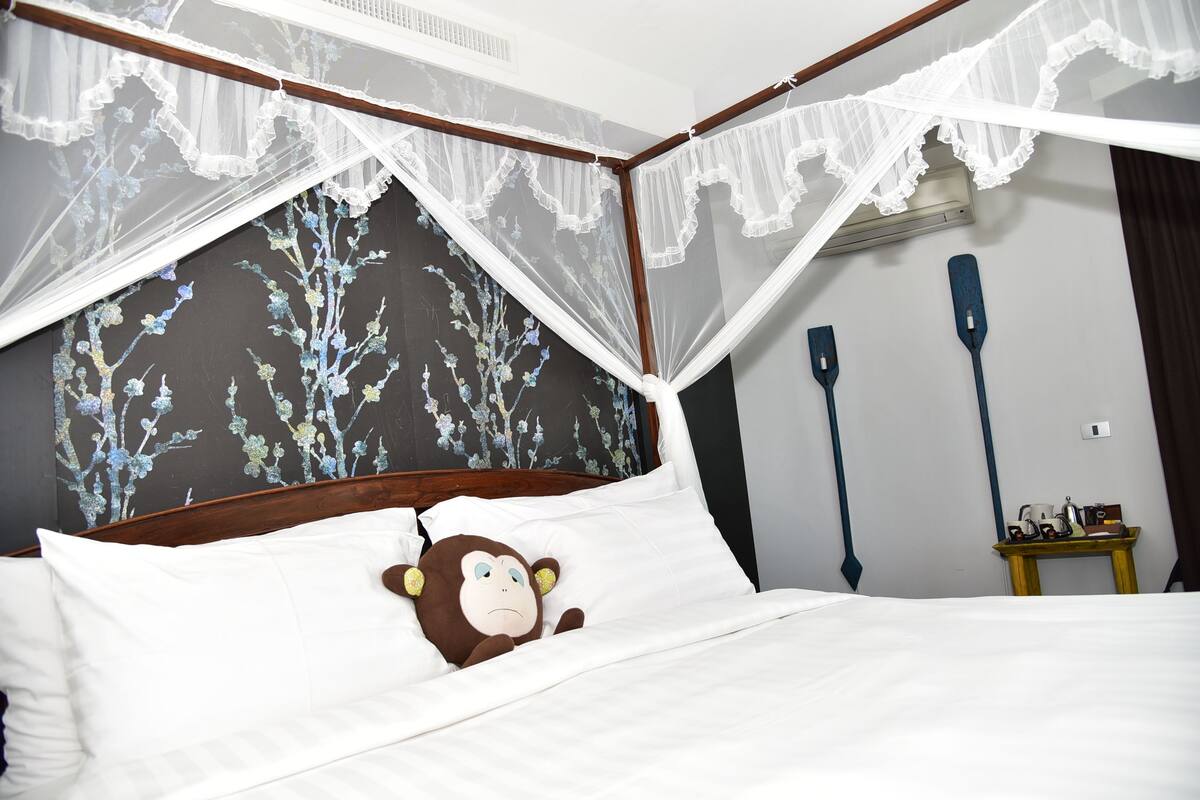 Garden Deluxe | Ilmaiset minibaarituotteet, tallelokero huoneessa, silitysrauta/-lauta