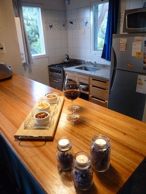 Apartment (Azul) | Private kitchen | Full-size fridge, microwave, oven, stovetop - Aguamansa (Mar Azul)