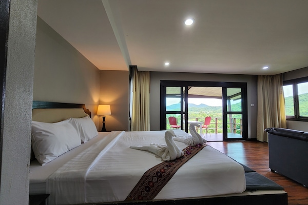 Escritorio, cortinas blackout, wifi gratis y ropa de cama
