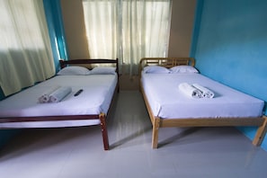 Quarto quádruplo | Ferros/tábuas de passar roupa, Wi-Fi de cortesia, roupa de cama