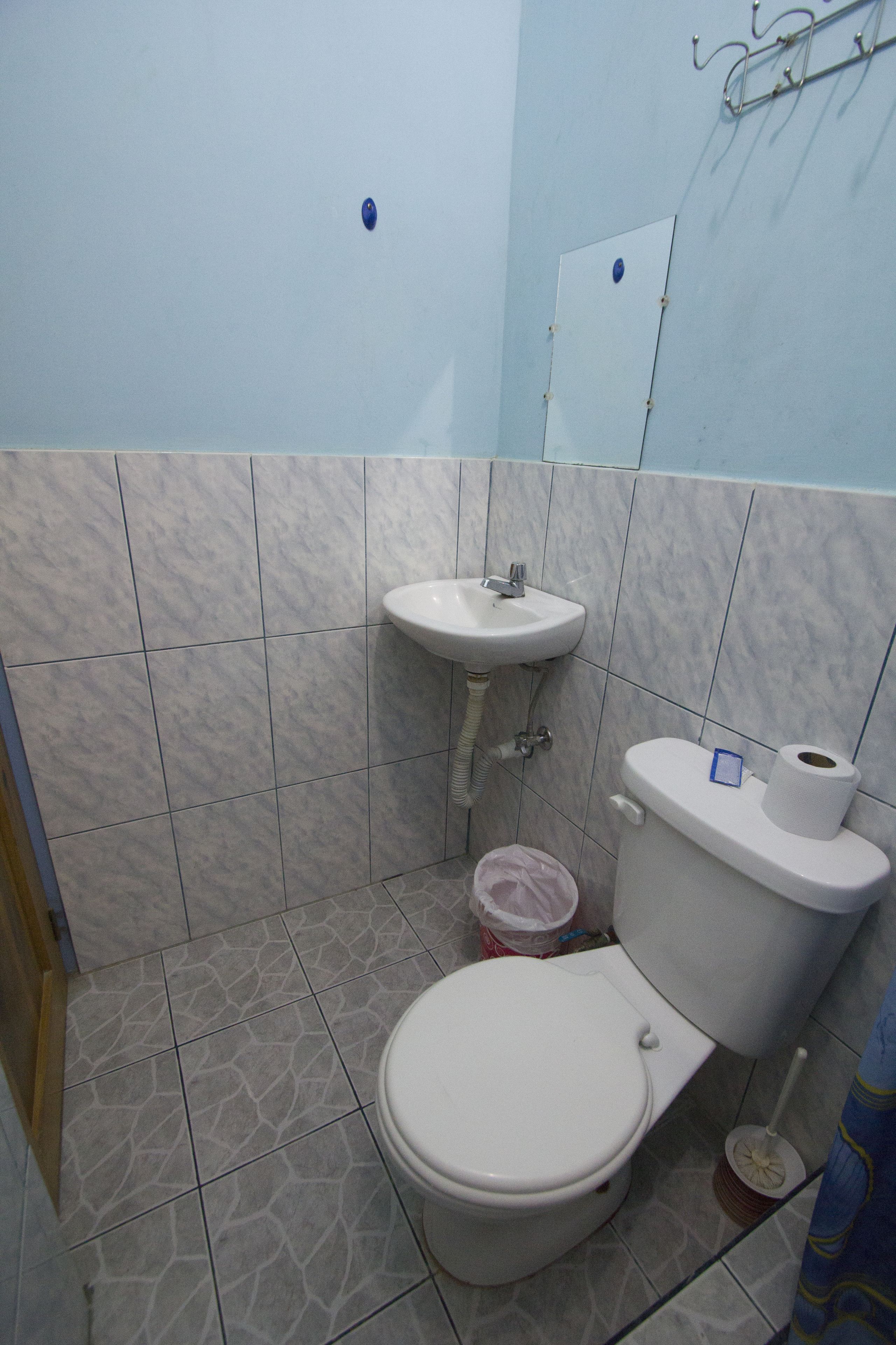 Tabla de planchar con plancha, wifi gratis y ropa de cama 