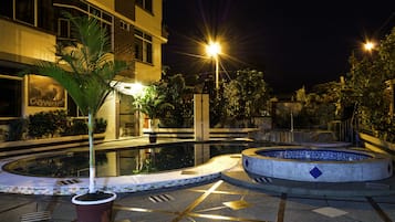 Outdoor spa tub