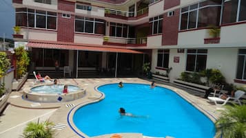 Alberca al aire libre, acceso de 09:00 a 21:00, y camastros