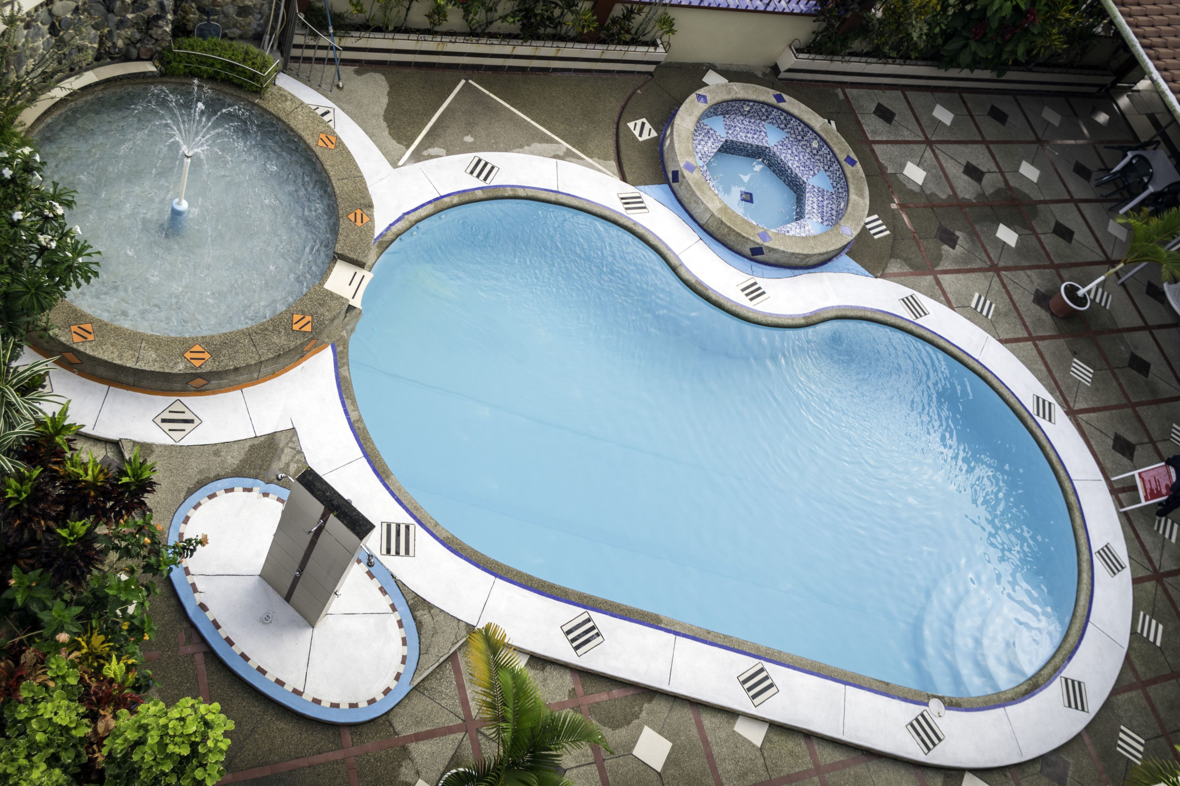 Alberca al aire libre, acceso de 09:00 a 21:00, y camastros 