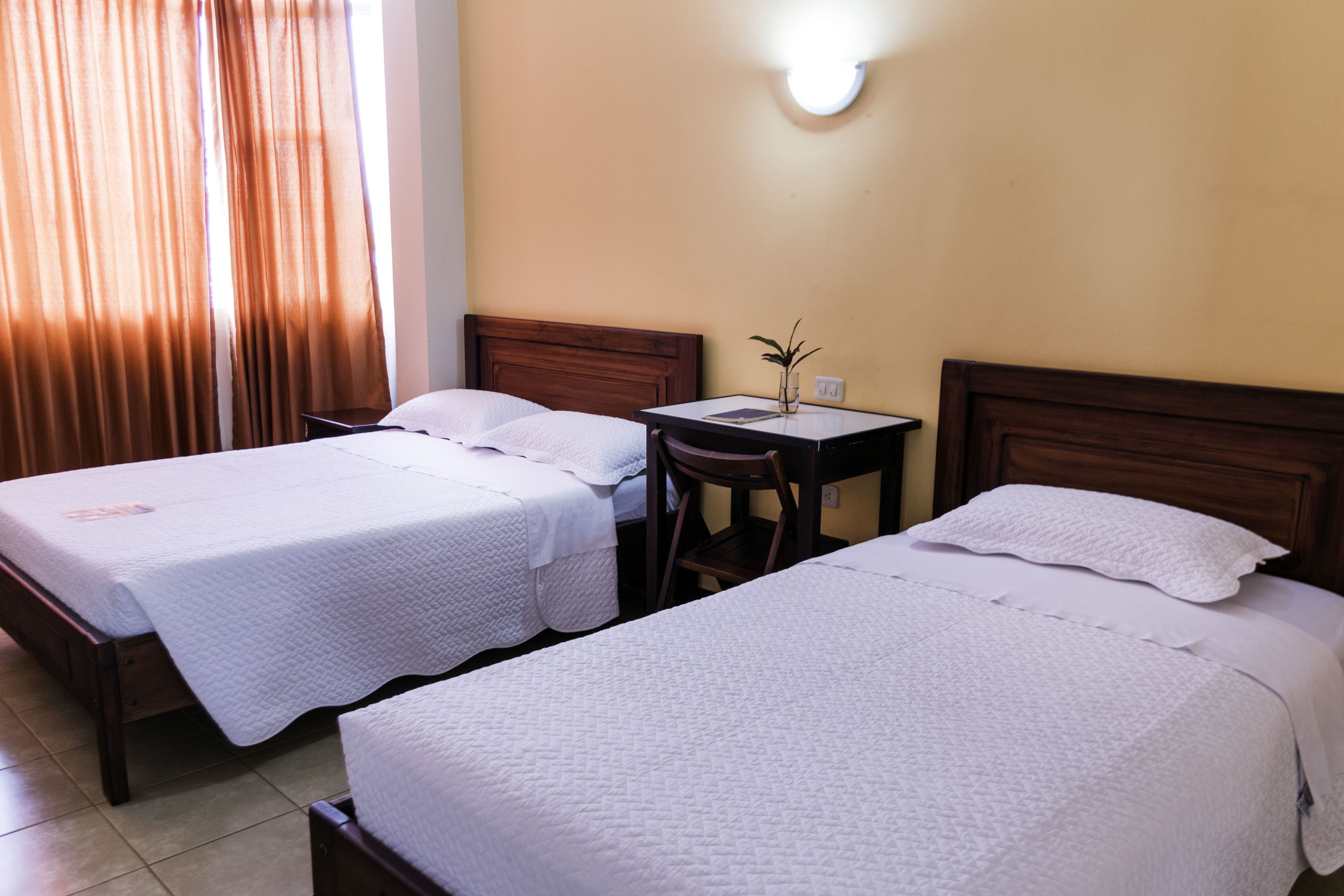 办公桌、熨斗/熨板、免费 WiFi、床单