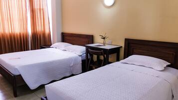 Escritorio, tabla de planchar con plancha, wifi gratis y ropa de cama