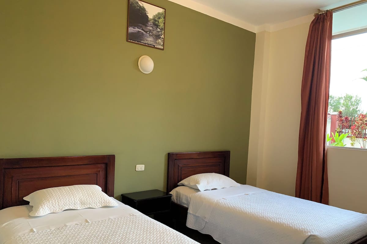 Standaard tweepersoonskamer, meerdere bedden | Een bureau, een strijkplank/strijkijzer, gratis wifi, beddengoed