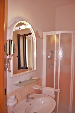 Habitación junior | Baño | Artículos de higiene personal gratuitos, secador de pelo, bidé y toallas