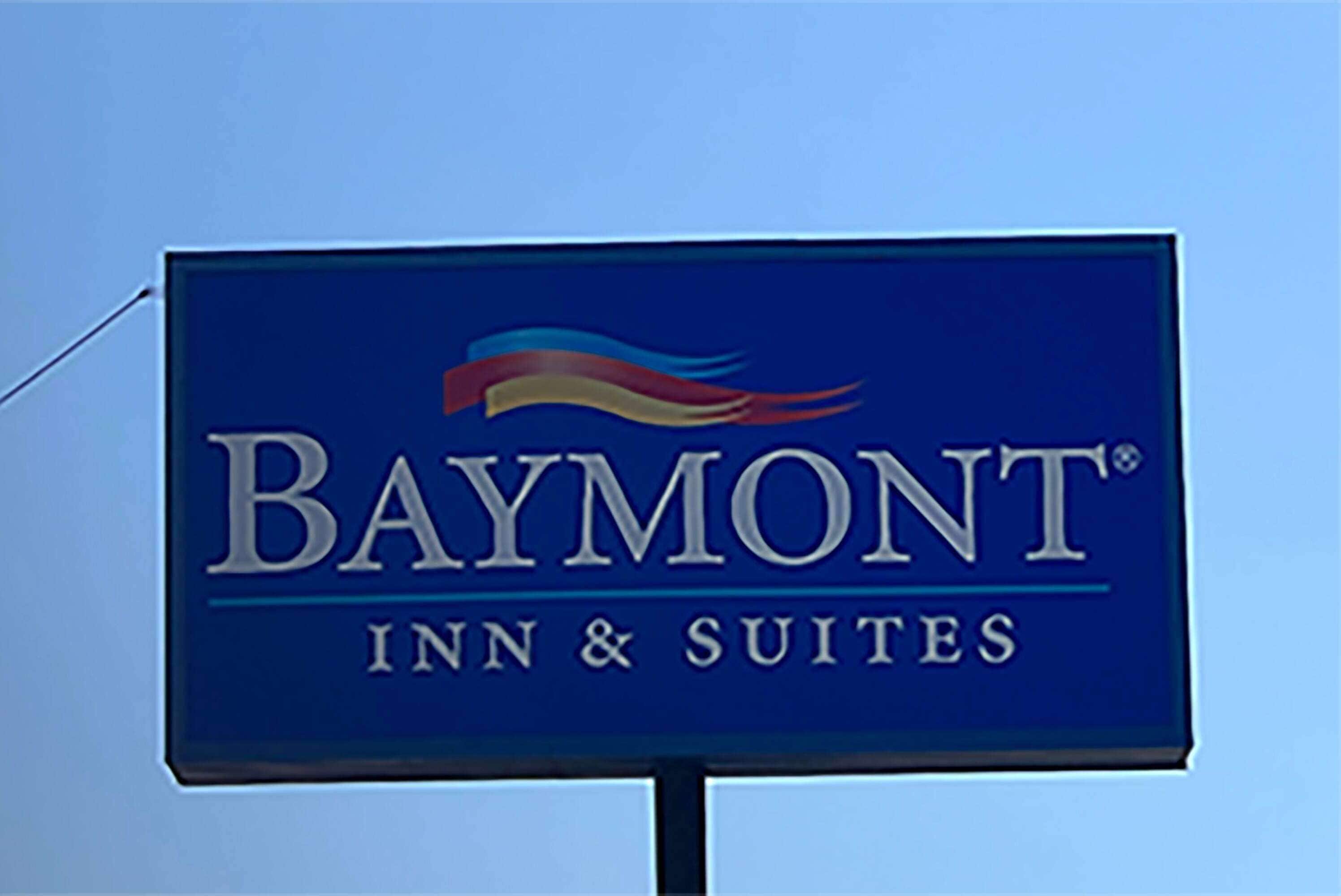 Une enseigne pour le Baymont Inn & Suites.