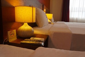 Habitación triple | Ropa de cama de alta calidad, caja fuerte, escritorio y wifi gratis