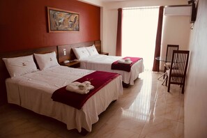 Habitación familiar, 2 camas dobles | Ropa de cama de alta calidad, caja fuerte, escritorio y wifi gratis